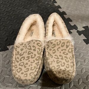 Fireside by Dearfoams Leopard Print Fuzzy Slippers 10